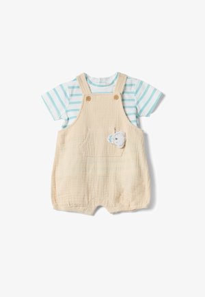 Beiger Baby-Strampler mit Fronttasche und Holzknöpfen, über einem weißen Kurzarmshirt mit hellblauen horizontalen Streifen getragen.