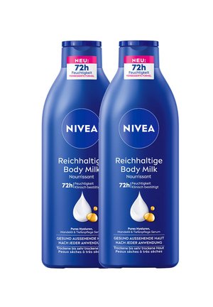 Zwei blaue NIVEA Body Milk Flaschen mit 72 Stunden Feuchtigkeit, mit reiner Hyaluronsäure und Mandelöl für die Pflege von trockener bis sehr trockener Haut.