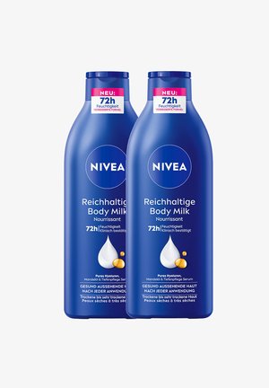 Zwei blaue NIVEA Body Milk Flaschen mit 72 Stunden Feuchtigkeit, mit reiner Hyaluronsäure und Mandelöl für die Pflege von trockener bis sehr trockener Haut.