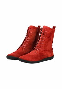 Stivaletti alla caviglia in suede rosso con lacci e cerniera laterale, mostrati in vista a tre quarti su sfondo bianco.