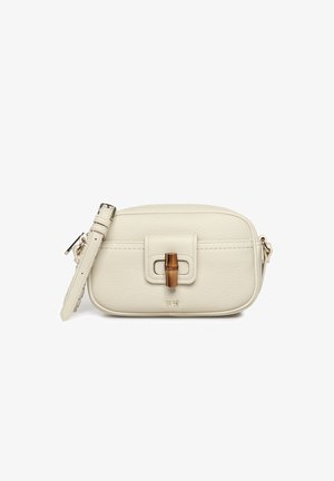 Kleine crossbodytas van crèmeleer met verstelbare riem, voorflap met sluiting met een bruine bamboe draaisluiting en een klein gouden "V° 73" logo.