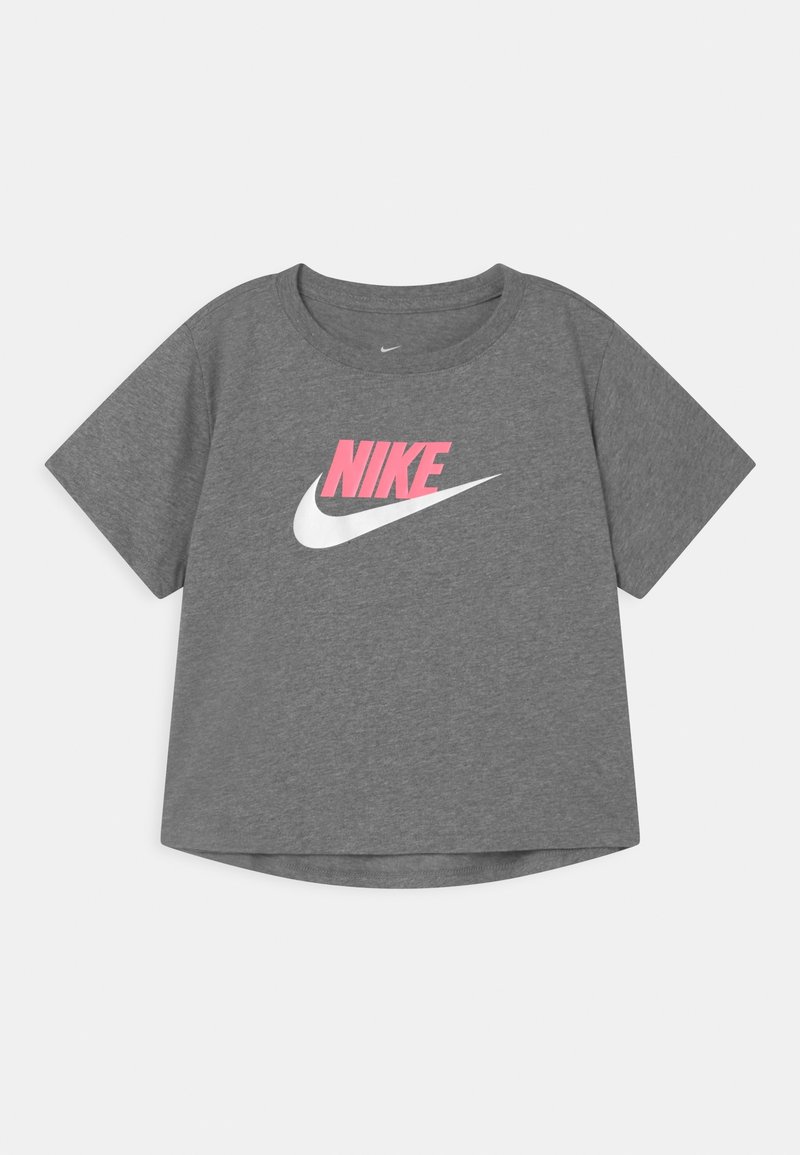 Camiseta gris de manga corta de Nike con texto "NIKE" en rosa y logo swoosh blanco centrado en el pecho, diseño de cuello redondo.