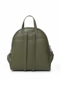 Zaino in ecopelle verde oliva con forma arrotondata, doppi manici superiori e spallacci regolabili. Caratterizzato da dettagli con cuciture verticali.