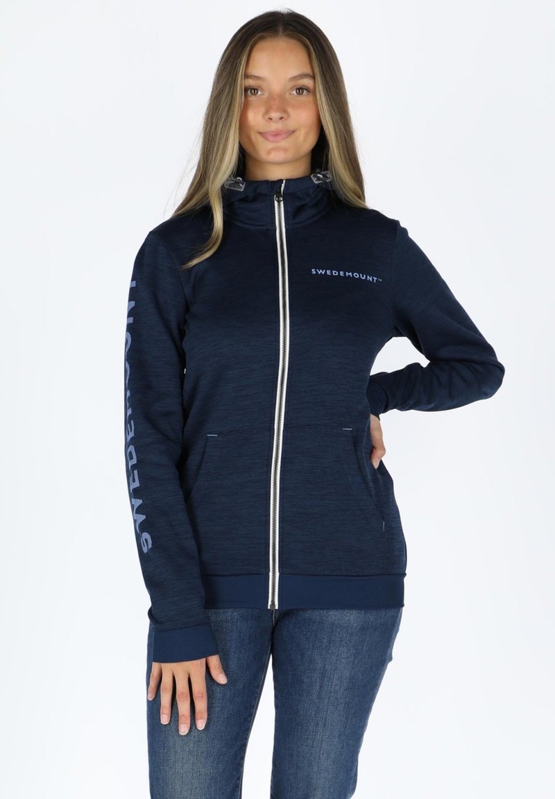Felpa con zip color blu navy, realizzata in un tessuto testurizzato, con zip bianca e logo sul petto e sulla manica. Include tasche frontali e cappuccio.