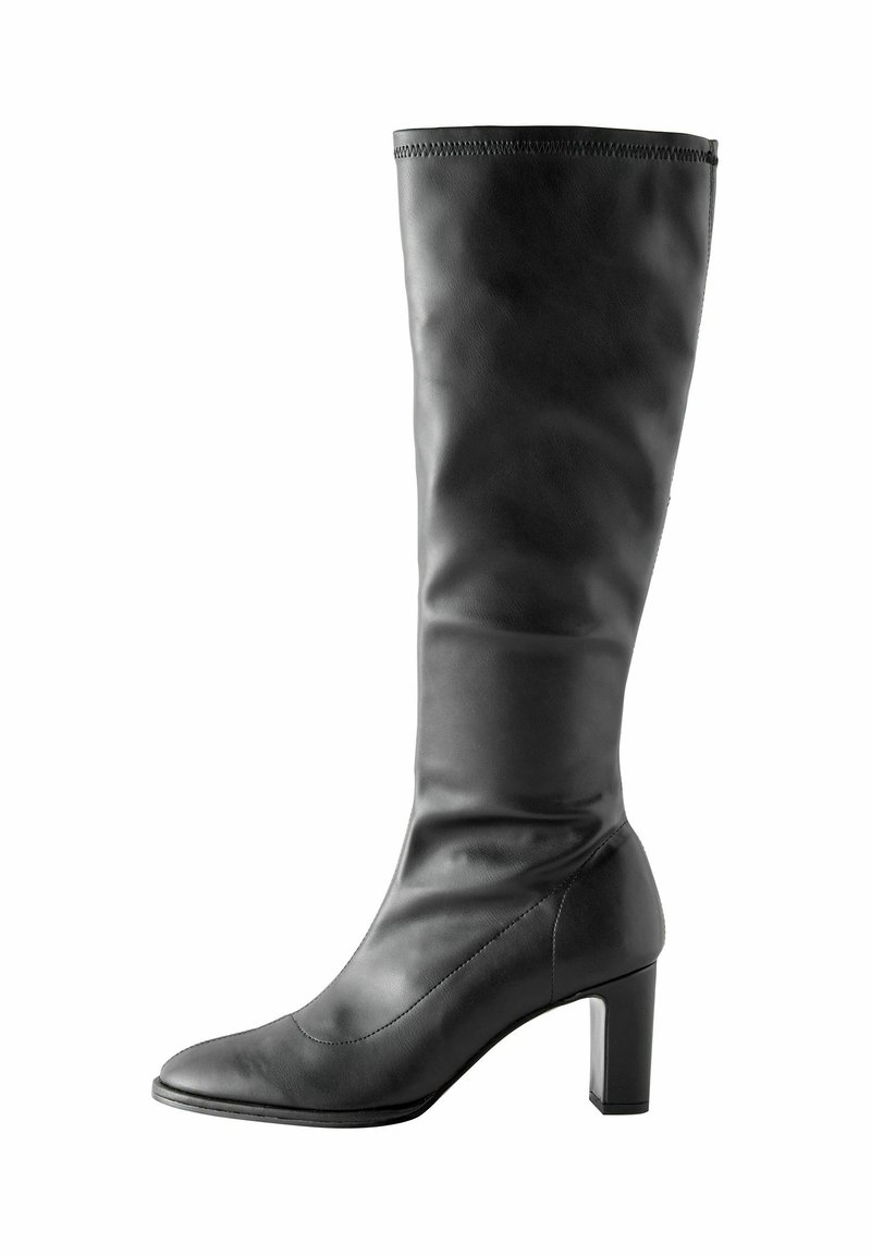 Stivale alto in pelle nera dal design elegante, con punta quadrata e tacco a blocco alto. Texture liscia, cuciture dettagliate visibili lungo il bordo superiore.