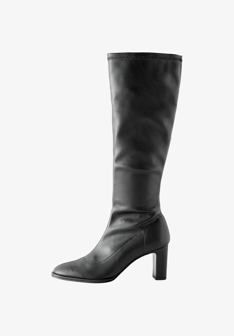 Bota alta de cuero negro con un diseño elegante, punta cuadrada y un tacón alto. Textura suave, costuras detalladas visibles en el borde superior.