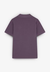 Fioletowa koszulka polo z krótkim rękawem wykonana z teksturowanej tkaniny. Posiada klasyczny kołnierzyk i prosty dół. Prosty i bez ozdobników design.