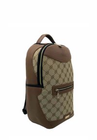 Zaino in pelle marrone con frontale in tela caratterizzato da un motivo a logo ripetuto, doppie cerniere e una tasca frontale con chiusura a zip.