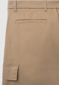 Pantaloni cargo color khaki con una texture liscia, dotati di una tasca posteriore, passanti per la cintura e un design a taglio dritto.