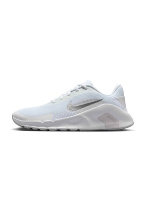 Witte lage Nike hardloopschoen met gestructureerd stoffen bovenwerk, witte zool en zilveren Swoosh-logo aan de zijkant.
