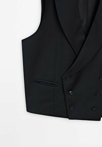 Černá dvouřadá vesta vyrobená z hladké tkaniny, s elegantními klopami, pěti knoflíky a boční kapsou.