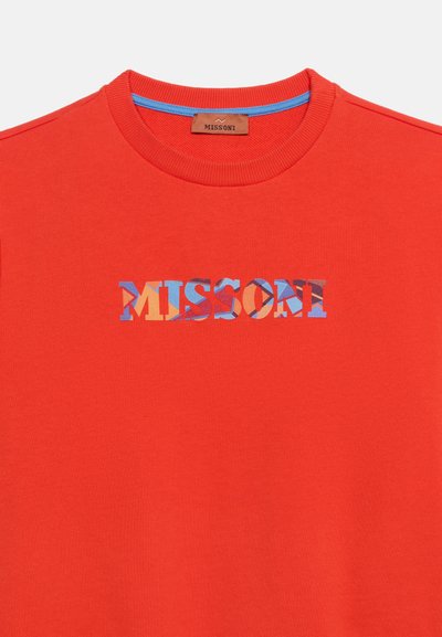 Sweat-shirt à col rond rouge vif avec logo "MISSONI" multicolore centré sur la poitrine et une petite étiquette de marque marron à l'intérieur du col.