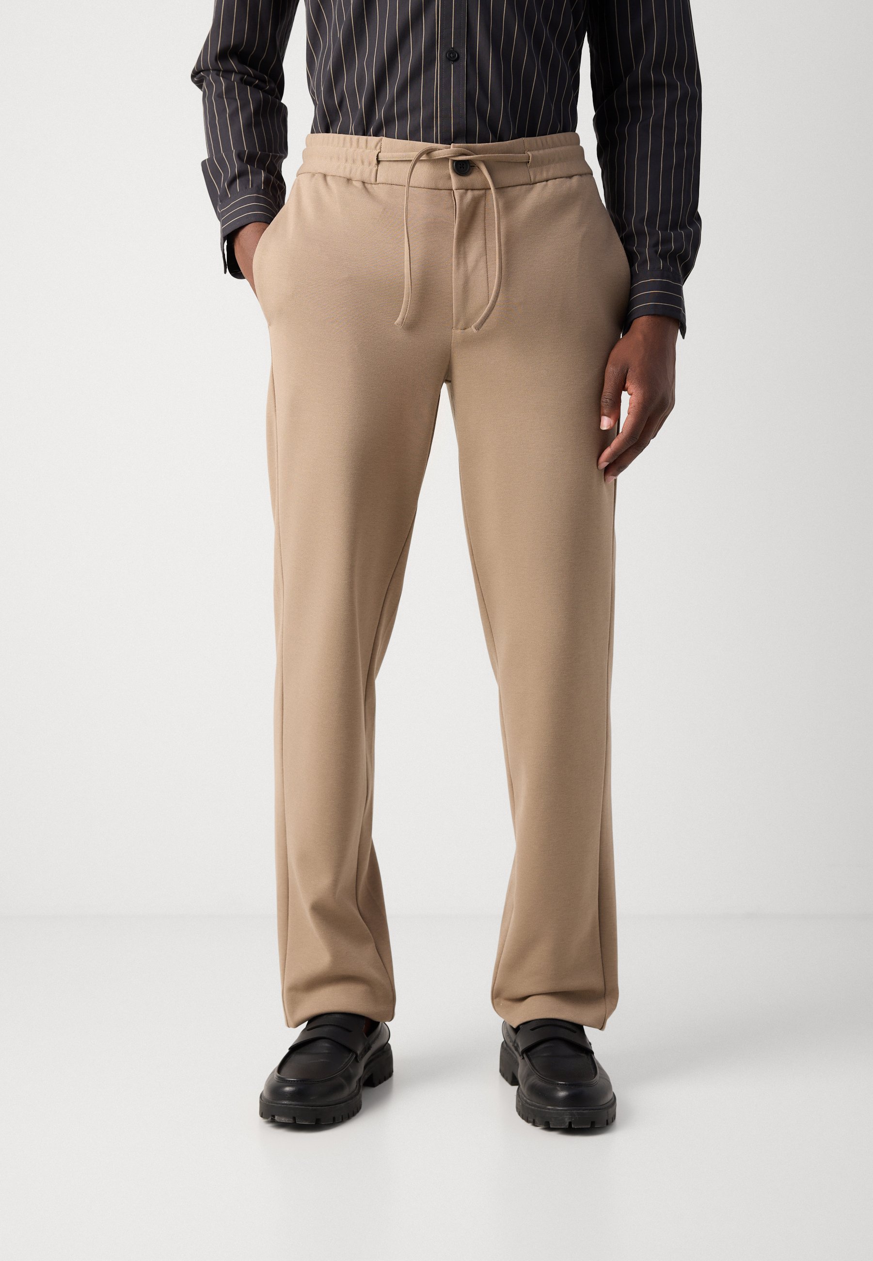Lindbergh SUPERFLEX RELAXED FIT PANTS - Chinos - sand mix/sand