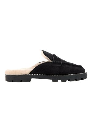 Zwarte suède slip-on loafer met een grove rubberen zool en een beige bontvoering binnenin en rond de hiel.