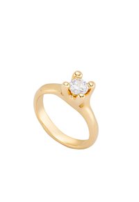 Bague en or avec un anneau lisse et un diamant rond et clair monté sur une monture à six griffes. Fini poli avec un design minimaliste.