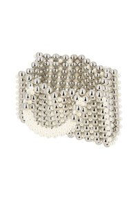 Bracciale di perline argento e bianco caratterizzato da perline metalliche lucide e da accenti bianchi rotondi e lisci, disposti in un design unico e testurizzato.