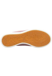 Rosa Mesh-Sneaker mit einer weißen Gummisohle. Auffällige orangefarbene Laufsohle mit Trainingsmuster und eingeprägtem Markennamen. Für höchsten Komfort entwickelt.