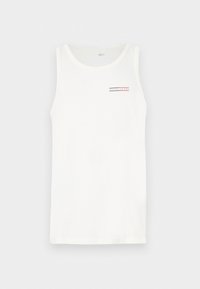 Camiseta sin mangas blanca con un pequeño logo de "TOMMY JEANS" en rojo y negro en la parte superior izquierda del pecho, diseño sencillo, escote redondo.