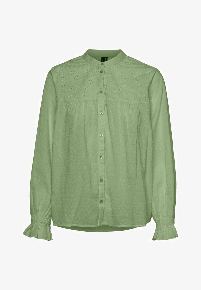 Blouse vert clair à manches longues avec boutons sur le devant, col rond, détails en œillets floraux sur la partie supérieure de la poitrine et poignets à volants.