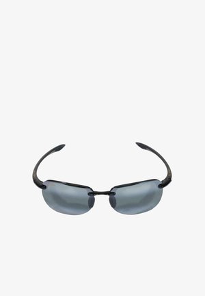 Sort kantløs solbrille med mørkegrå linser og tynde, buede stænger, vist mod en hvid baggrund.