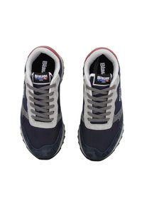 Sneaker blu navy con dettagli in suede grigio, texture in rete e suola in gomma. Presentano lacci grigi e branding sulla linguetta e sul lato.