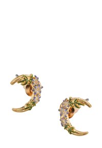 Orecchini dorati a forma di lune crescenti, decorati con accenti floreali blu e foglie verdi, dotati di un design con superficie texturizzata.