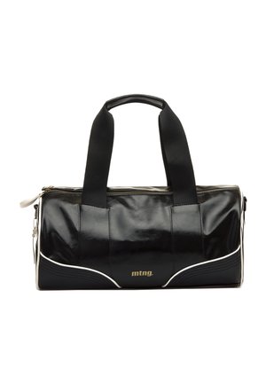 Bolsa deportiva rectangular negra brillante con doble asa negra, cremallera dorada, detalle de ribete blanco y logo "mtng" en el centro delantero.