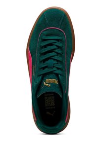 Grüner Wildledersneaker mit pinken Akzenten und goldener Markierung, ausgestattet mit einer braunen Gummisohle und Schnürsenkeln für einen sicheren Halt. Strukturierte Zunge.