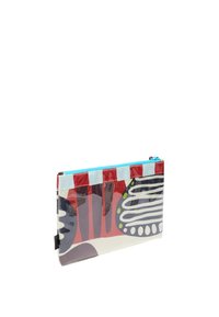 Wielokolorowa saszetka z abstrakcyjnymi wzorami, błyszczącym wykończeniem, turkusowym zamkiem błyskawicznym oraz czerwono-białym paskiem na górnej krawędzi.