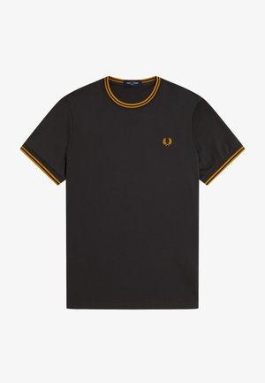 Camiseta negra de manga corta con ribete de doble raya amarilla en el cuello y las mangas, y un pequeño logotipo de corona de laurel amarilla en el pecho.