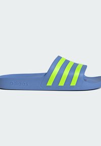 Plave natikače na klizanje s tri neonske žute pruge na remenu. Izrađene su od teksturiranog materijala. Sadrže "adidas" logo sa strane.