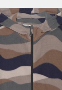 Hoodie en polaire avec fermeture éclair sur le devant, motif camouflage en marron, gris et bleu marine, et texture douce avec une capuche.