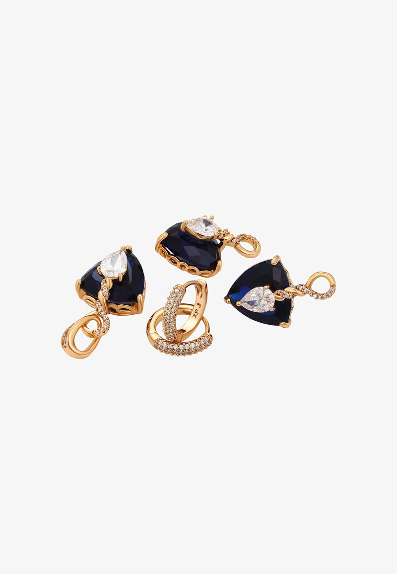 Zlaté náušnice s námořnickými trojúhelníkovými kameny a čirými akcenty. Obsahují složité spirálové vzory a třpytivé detaily.