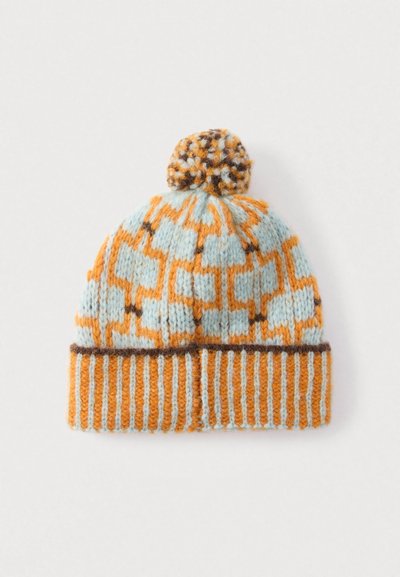 Πλεκτός σκούφος σε ανοιχτό μπλε, πορτοκαλί και καφέ χρώμα. Διαθέτει γεωμετρικό μοτίβο, ριμπ ζώνη και πομπόν στην κορυφή. Μαλακή υφή.