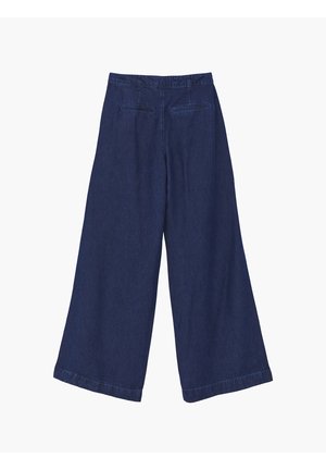 Pantalones vaqueros de mezclilla azul oscuro de pierna ancha con bolsillos traseros abiertos y cintura alta, extendidos sobre un fondo blanco.