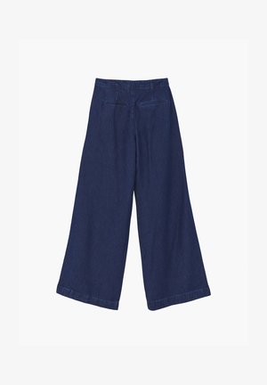 Pantalon en jean bleu foncé à jambes larges avec poches fendues à l'arrière et taille haute, posé à plat sur un fond blanc.