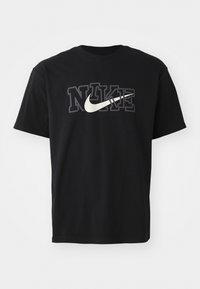 Černé bavlněné tričko s výrazným bílým logem "NIKE" se šedými obrysy na hrudi. Krátké rukávy a kulatý výstřih.