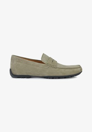 Mocassino grigio in suede con dettagli cuciti, punta tonda e suola in gomma nera. Presenta una superficie liscia e un design classico slip-on.