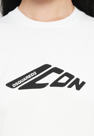 Biela bavlnená tričko s čiernym logom a štýlovým textom "DSQUARED2 ICON" a grafickými prvkami na hrudi.