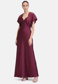 Burgunderfarbenes Satin-Abendkleid mit Puffärmeln und Herzausschnitt, das einen taillierten Oberteil und einen fließenden Rock bis zum Boden hat.