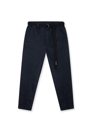 Pantaloni blu navy in cotone. Presentano una vita elasticizzata con una cintura nera, due tasche frontali e un design a gamba affusolata. Stile minimalista.