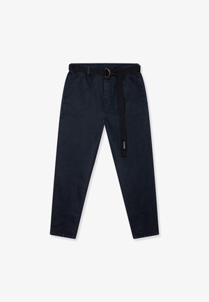 Pantalons bleu marine en coton. Dotés d'une taille élastique avec une ceinture noire, de deux poches avant et d'une coupe ajustée. Style minimaliste.