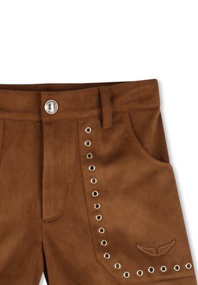 Pantaloni in camoscio marrone con decorazioni a occhiello d'argento lungo i bordi delle tasche e un logo a forma di ala ricamato vicino all'orlo.