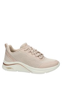Sneaker Skechers rosa chiaro con tomaia in mesh, dettagli testurizzati, design con lacci e una spessa suola bianca con un accento oro rosa.