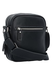 Schwarze Leder-Crossbody-Tasche in quadratischer Form, mit einer vorderen Reißverschluss-Tasche, silberner Hardware und einem verstellbaren Tragegurt. Texturierte Oberfläche.