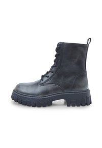 Botcă de gleznă din piele neagră cu talpă din cauciuc masiv, vârf rotund și șireturi. Prezintă o tabără de prindere la spate și o textură subtilă.