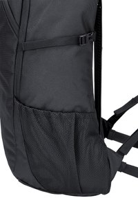 Zwarte rugzak met gestructureerde stof, mesh vak, verstelbare banden en een sluiting met gesp voor veilige opslag en comfort.