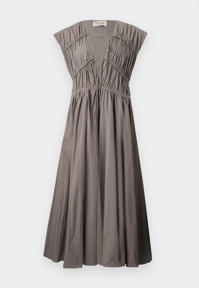 Bezrukávové šaty v odtieni taupe s hlbokým výstrihom do V, nariaseným živôtikom, splývavou sukňou a zaväzovaním na výstrihu a v páse.