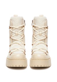 Botine crem din material textil cu șireturi, cu o căptușeală moale din fleece, un exterior din piele ecologică netedă și o talpă groasă de platformă cu accente metalice.