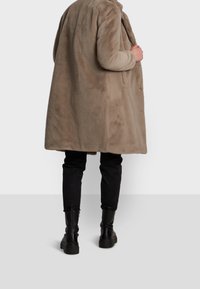 Oakwood Vinterkappa /-rock - beige